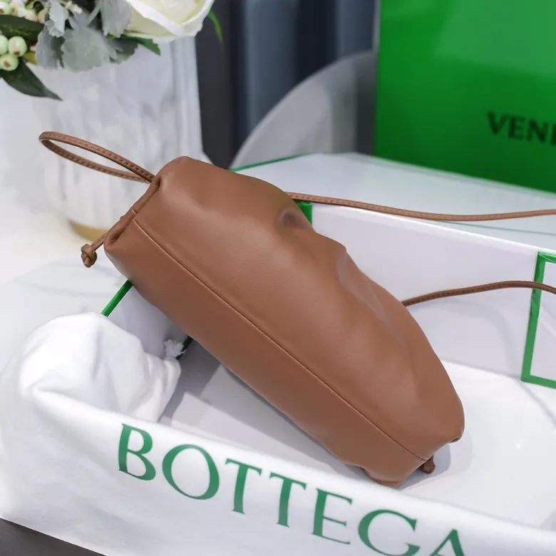 Batch 1120 Bottega Veneta cloud bag ☁️POUCH series Original plain calfskin, super low-key and attractive, soft and casual, major internet celebrity bloggers are crazy about calling it fashionable and classy, ​​lazy and intellectual, small size: 23*13*8 (small cloud plain) caramel color
